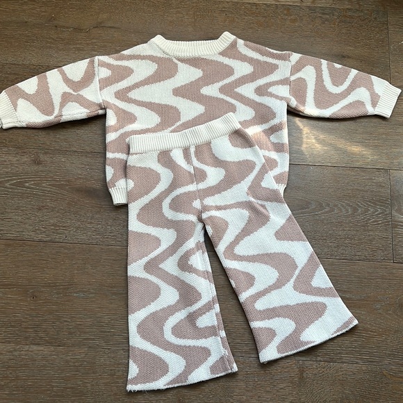 Adorable Girls matching Sweater Set in wave print | Size 4Y - Picture 1 of 4